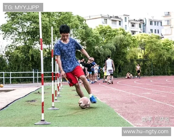 高考生挑战足球绕杆技巧视频展现青春活力与运动精神